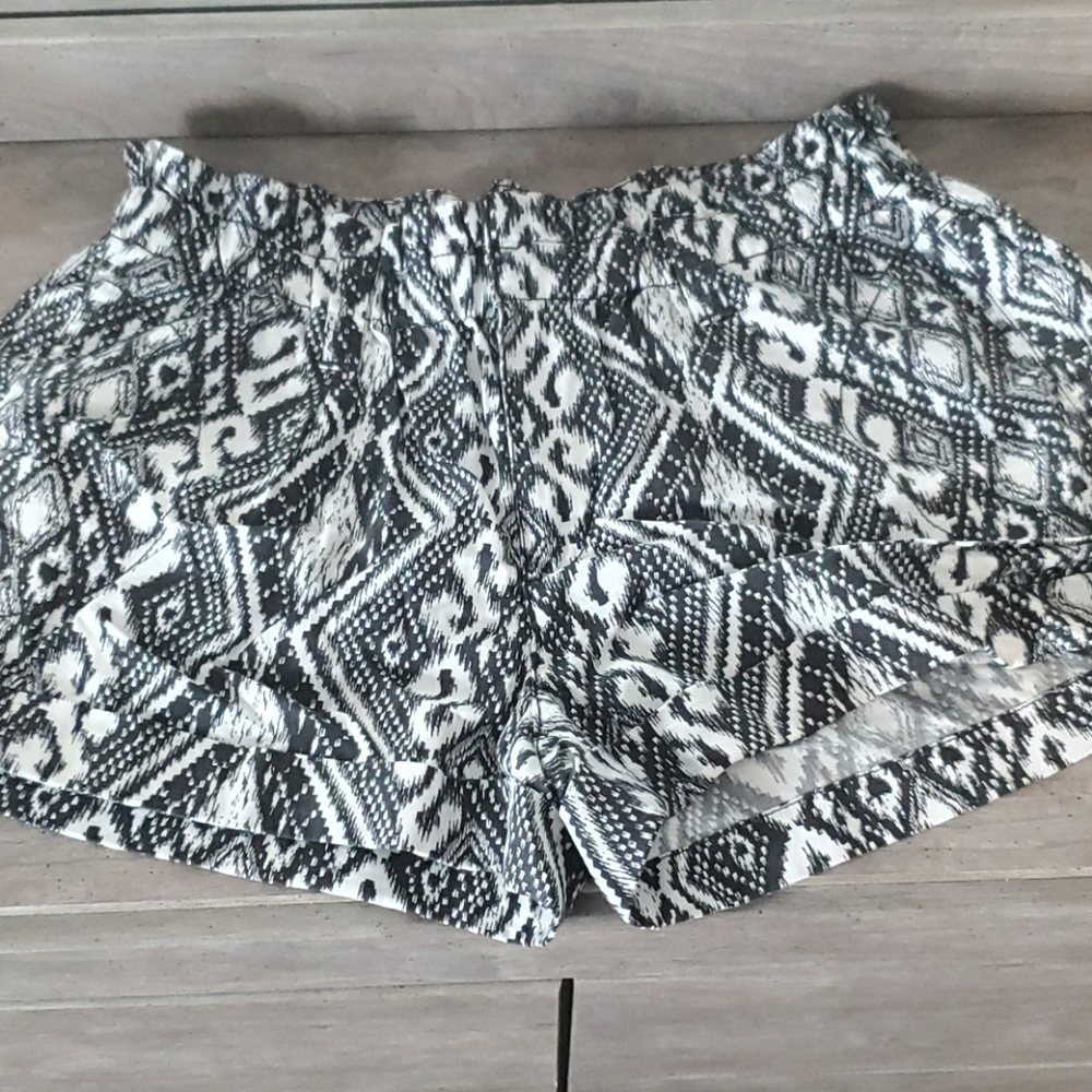 AE Patterned Shorts with Elastic and Button Band
